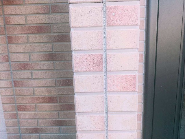 各務原市で劣化して割れている外壁の目地シーリングを撤去しプライマーを塗って打ち替え